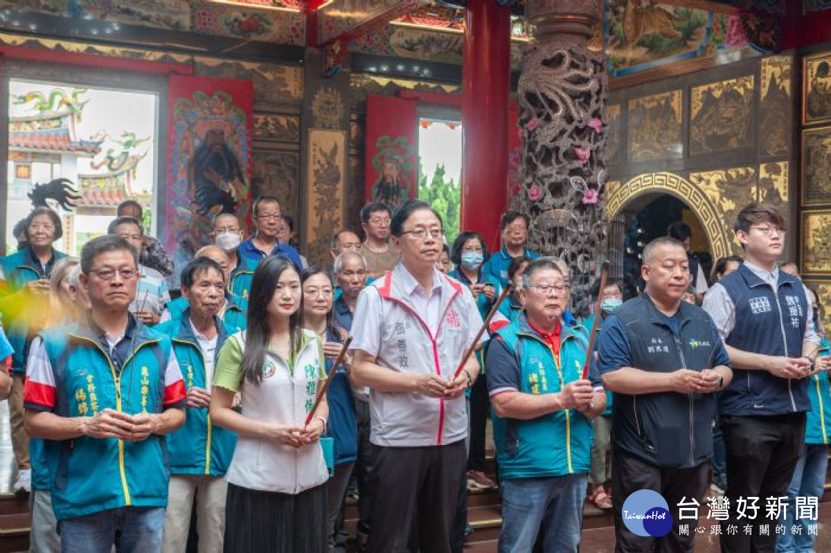 張市長至樂善寺參香祈福。