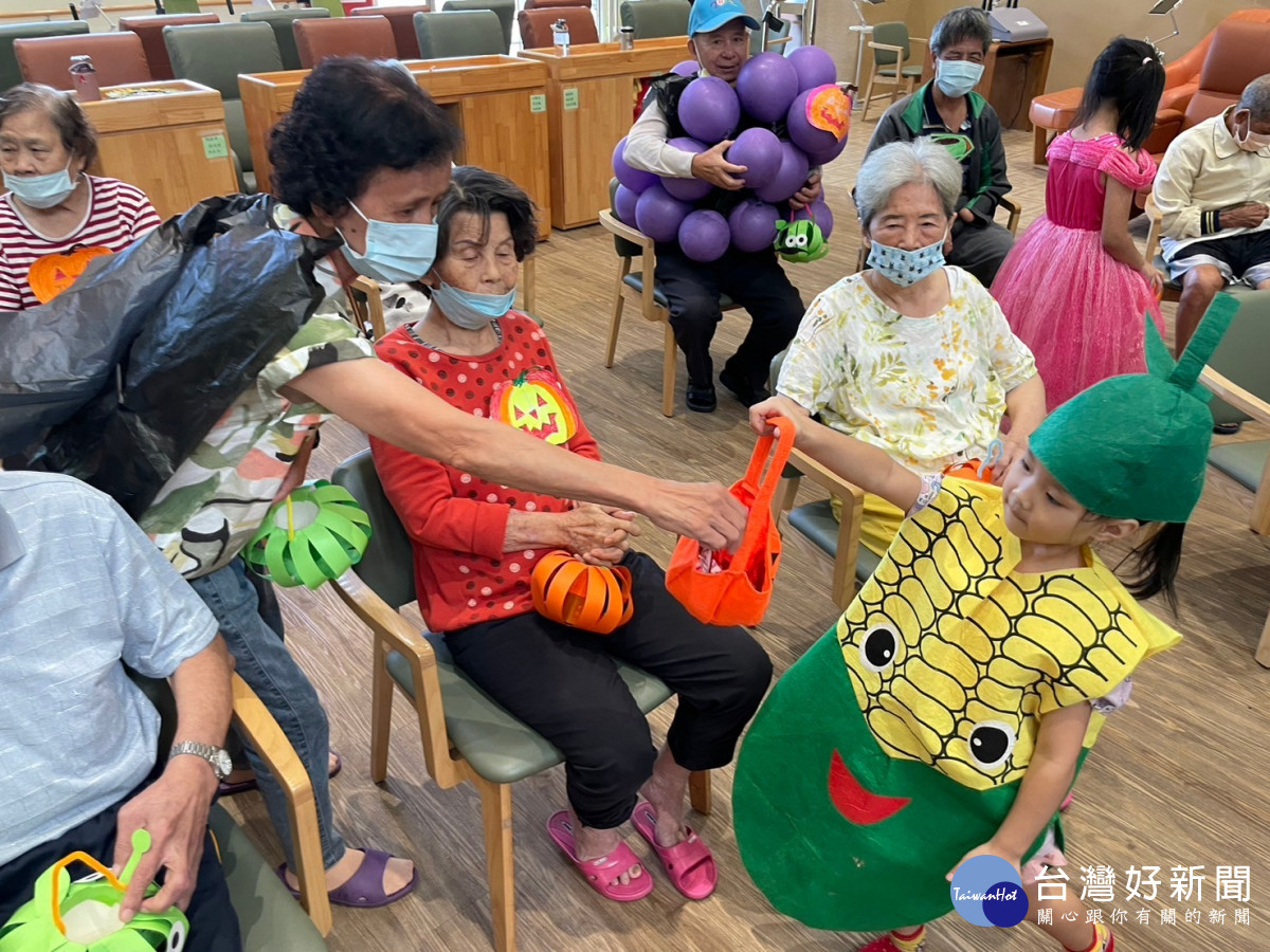 花壇秀和苑日照中心萬聖節歡樂趴，炫彩走秀長幼同樂。圖／秀傳醫院提供