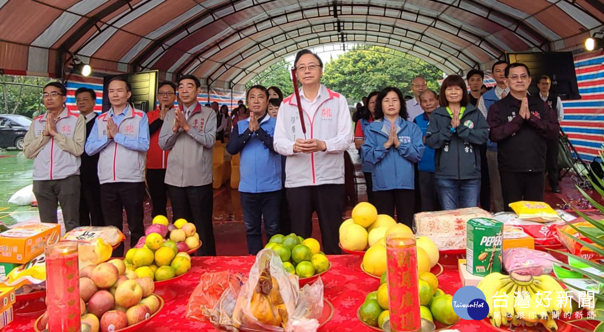 張市長和參與貴賓一同祈求工程順利。