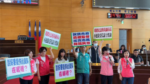 民進黨議員質疑市府拒絕提供明年度新增預算，要求副市長黃國榮離開議場。