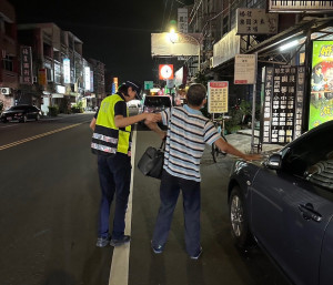 雲林縣崙背鄉一名廖姓男子外出搭車不慎摔倒，幸遇崙背警巡邏經過並將其護送返家／林詩涵翻攝