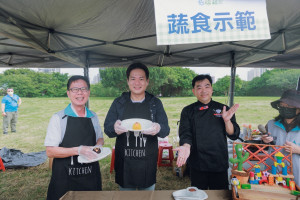 活動現場邀請中華大學的老師潘崑宏示範「食染怒鳥飯糰」蔬食料理。