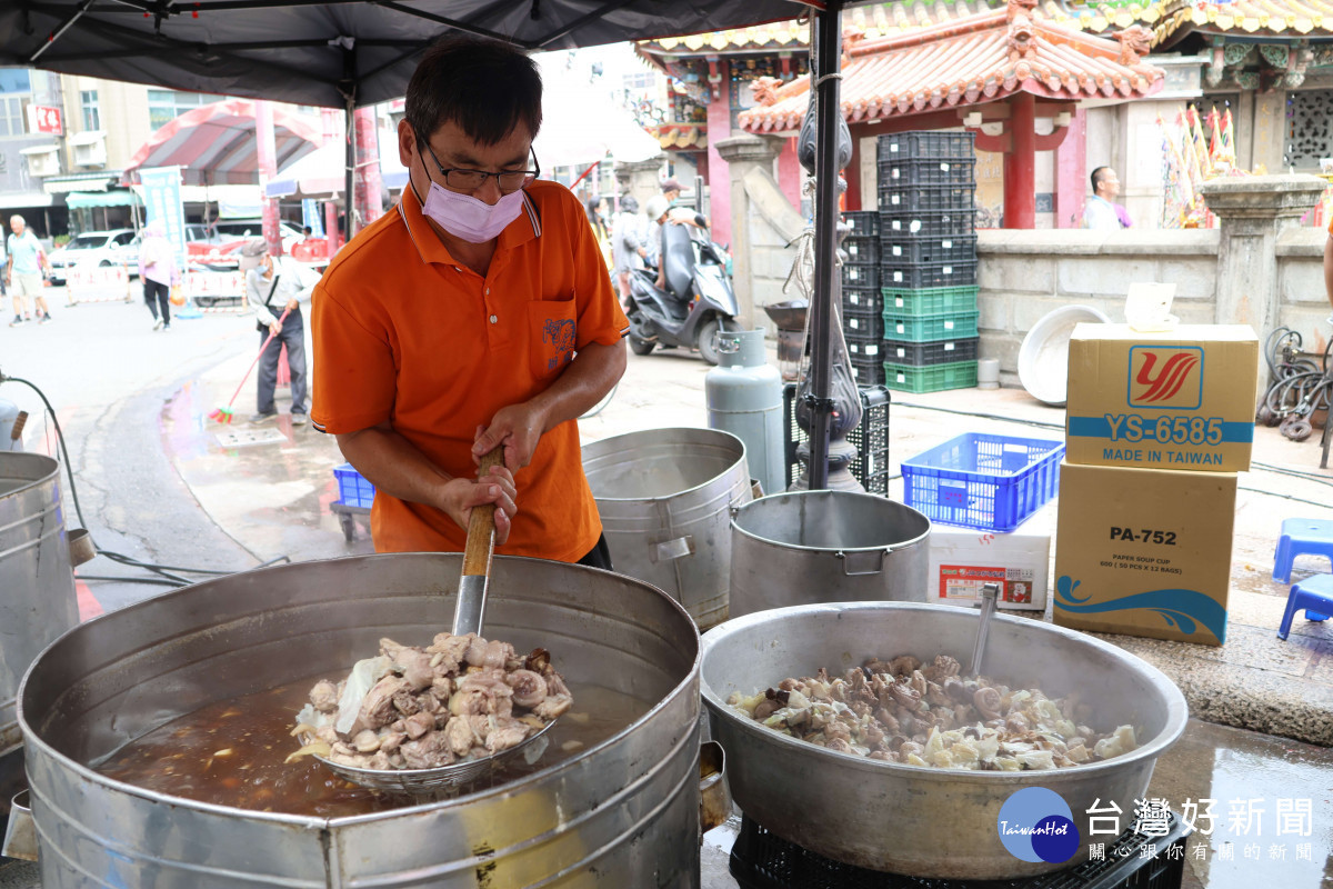 今年糕餅麻油節活動準備了2千份麻油雞免費發送品嘗／翻攝照片<br />
<br />
