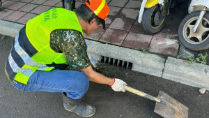 道路側溝洩水孔清淤。