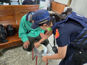 員警趕緊提供熱食讓老翁果腹。（中興分局提供）