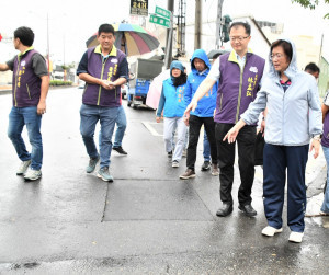 視察福興鄉彰鹿路六段道路，改善道路不平投入千萬元。圖／記者鄧富珍翻攝