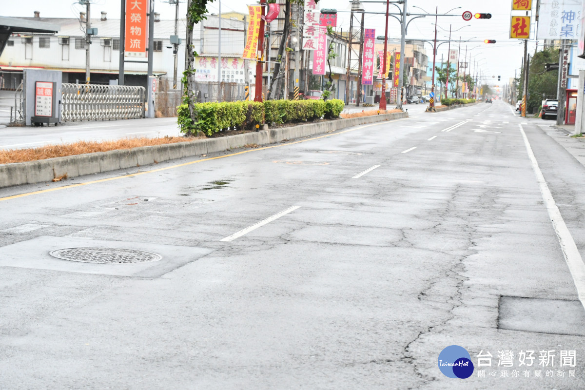 視察福興鄉彰鹿路六段道路，改善道路不平投入千萬元。圖／記者鄧富珍翻攝