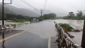 民和村道路淹水無法通行。（蔡校長提供）