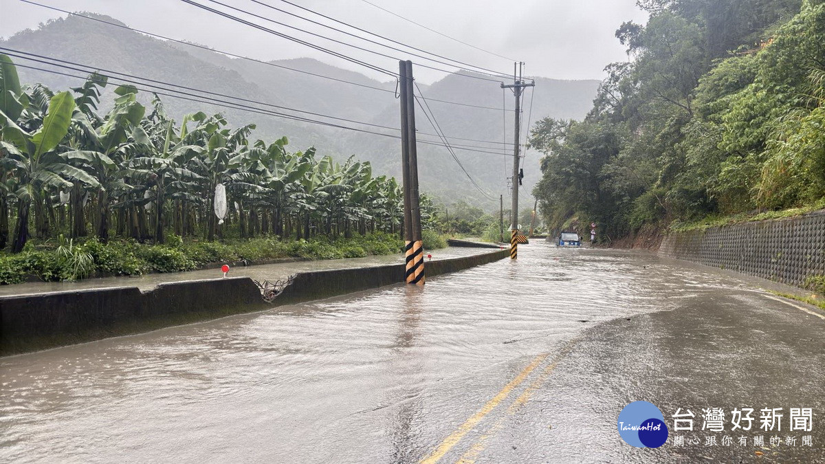 民和村道路淹水無法通行。（蔡校長提供）