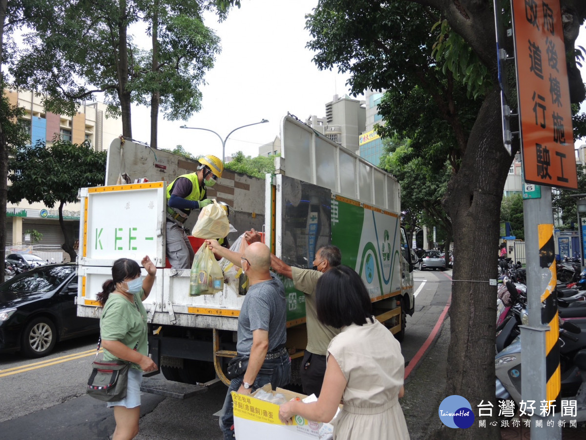 恢復市容捨我其誰　桃市清潔隊1日中午加班收運垃圾 台灣好新聞 第3張