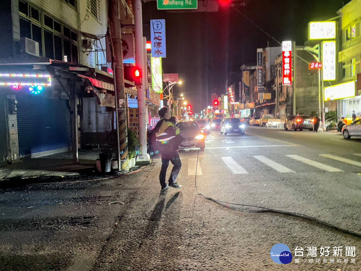 電線被颱風吹落馬路上，大園警即時排除維護民眾安全 。