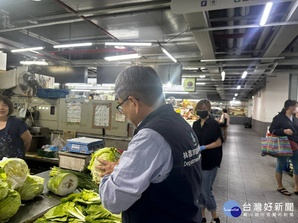 農業局派員赴傳統市場及賣場、量販店視察蔬菜價格及供應狀況。