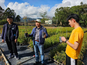 資深監工吳進華指導仁愛高農同學觀察苗木。（南投分署提供）