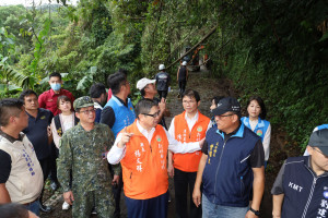 縣長楊文科現場了解道路搶修狀況