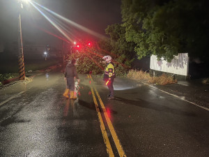 康芮颱風來襲多處路樹倒塌，員警馳赴現場警戒，並通報災害應變小組到場排除／警方提供