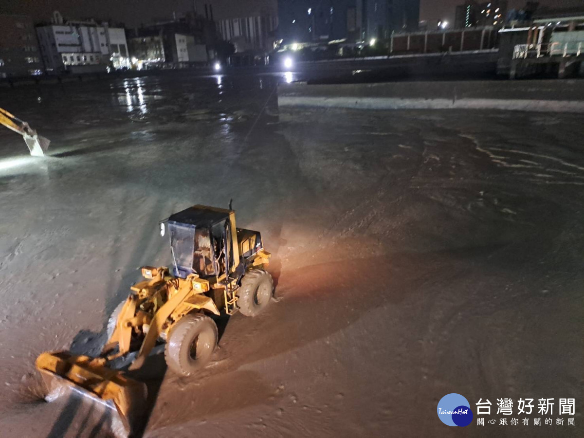  平鎮淨水場沉砂池夜間清淤。