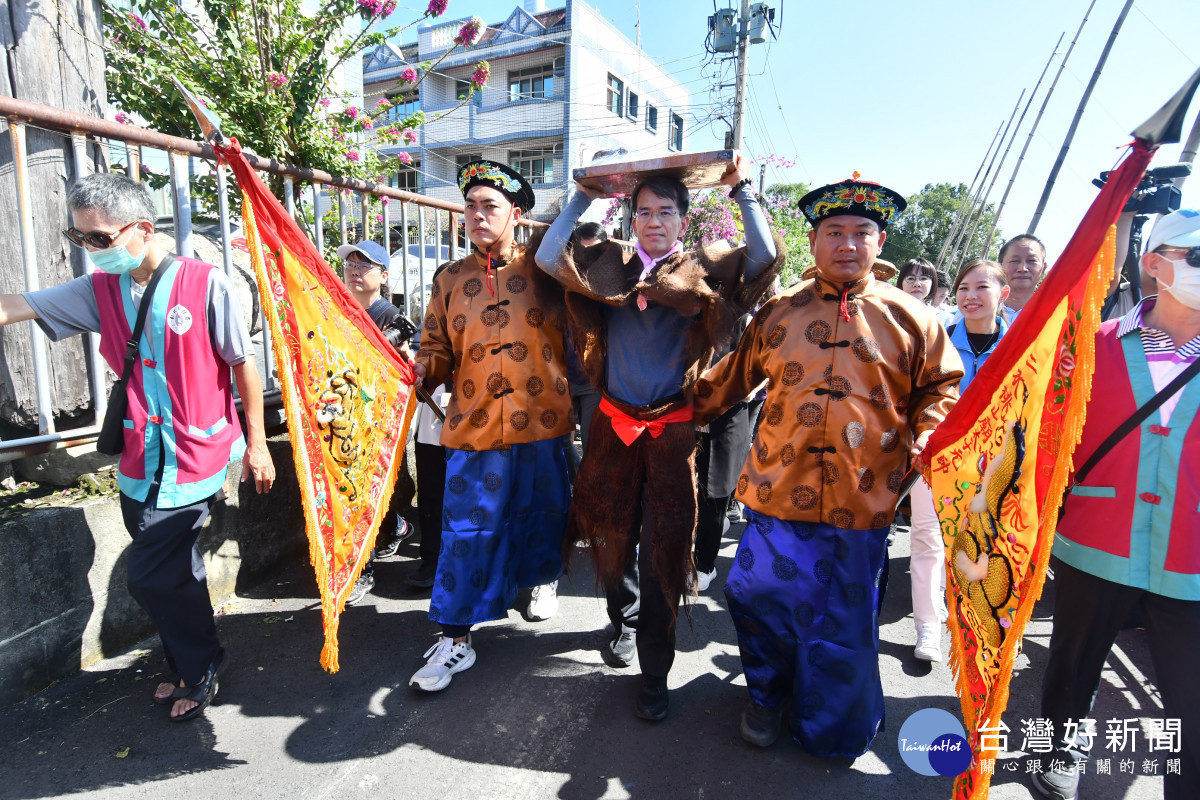 感受三百年前先民篳路藍縷及瞭解先人開墾拓荒的歷史意義及文化內涵，接著政府官員、地方仕紳、宮廟神轎、祈福民眾並於八堡圳水道旁路面進行儀式。圖／記者鄧富珍攝<br />
<br />
