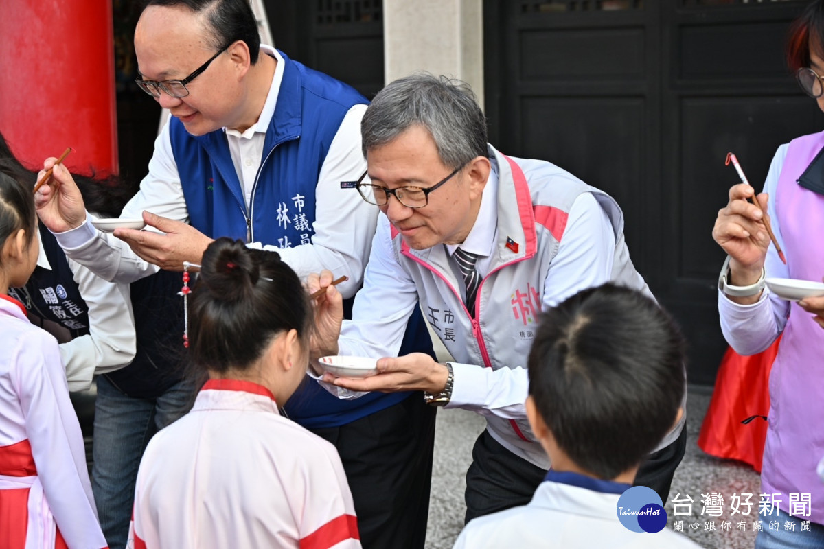 副市長王明鉅擔任帶領眾人循古禮向孔夫子致敬祈福，並親自為學童點下硃砂痣。