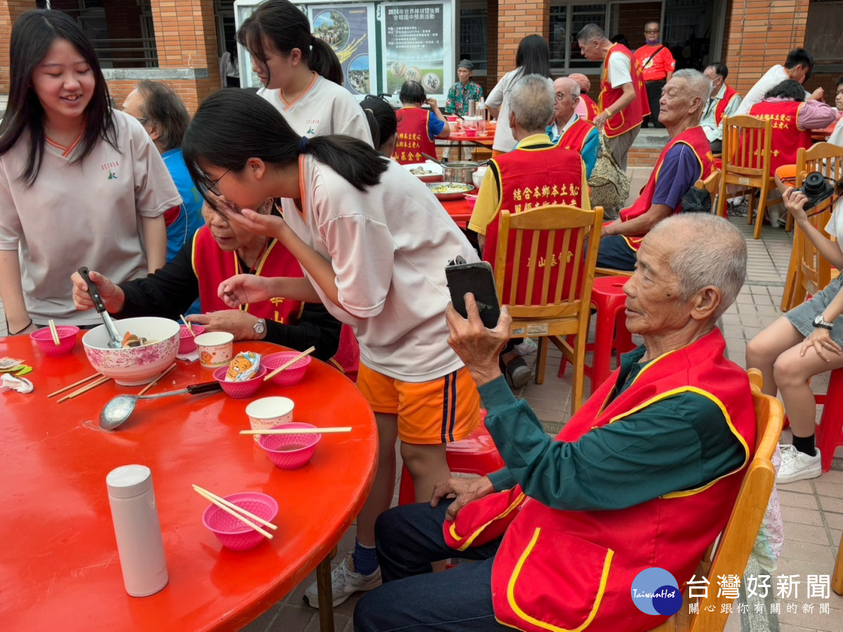 會稽國中尋找高老師     老人健康團圓餐團隊帶來幸福感