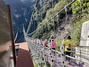 體驗全台最美、最長、最深的雙龍瀑布七彩吊橋步道。