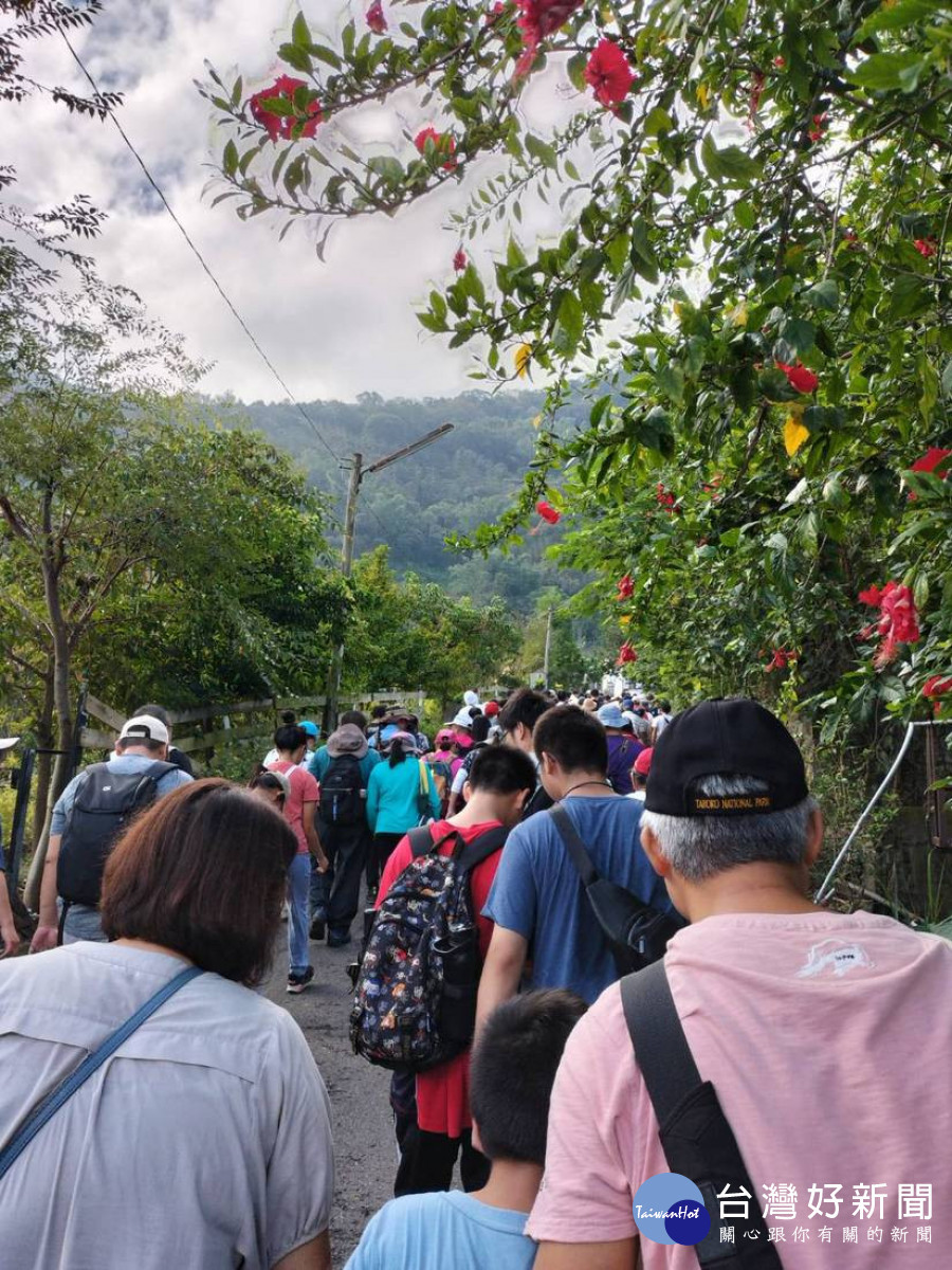 步道平緩好走，沿途風景秀麗。