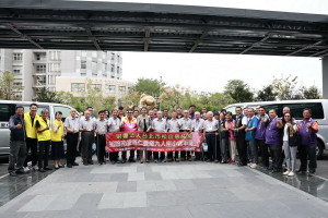 松山慈祐宮長期關懷偏鄉民眾，已贈送4部車予編鄉。（縣府提供）