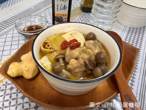 麻油雞湯-撈除浮油再加麻油