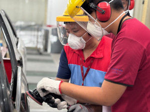 學員於桃苗汽車股份有限公司道場實際演練，深入了解汽車修繕過程 。