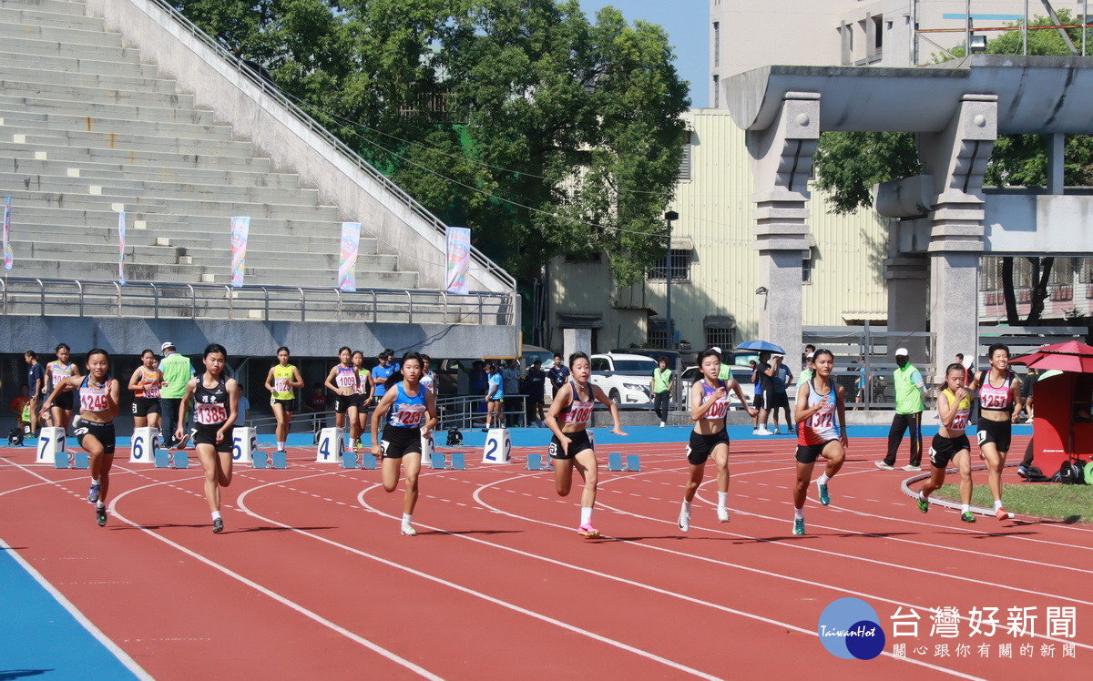 國女百公尺賽競爭激烈。（記者扶小萍攝）