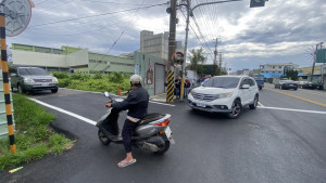 台中市神岡區中山路與溝心路口會車困難，且經常發生車禍