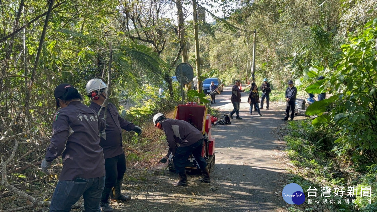 桃園市政府也協調智慧農耕團「淨零中隊」出動碎枝機，協助清理災後倒塌的林木。<br />
<br />
