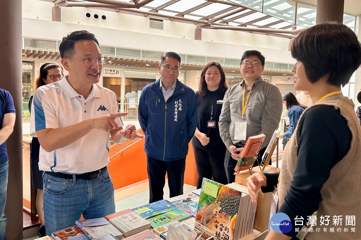 桃園市副市長蘇俊賓出席在八德區巧克力國舉辦的「書暢桃園-綠野書蹤之解憂處方籤」活動。