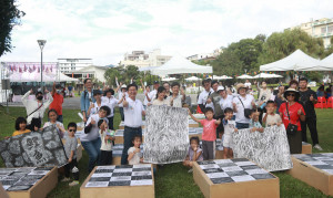 600人在鯉魚伯公公園大玩藝術「與鯉藝起野」，共同拓繪的大型藝術品。