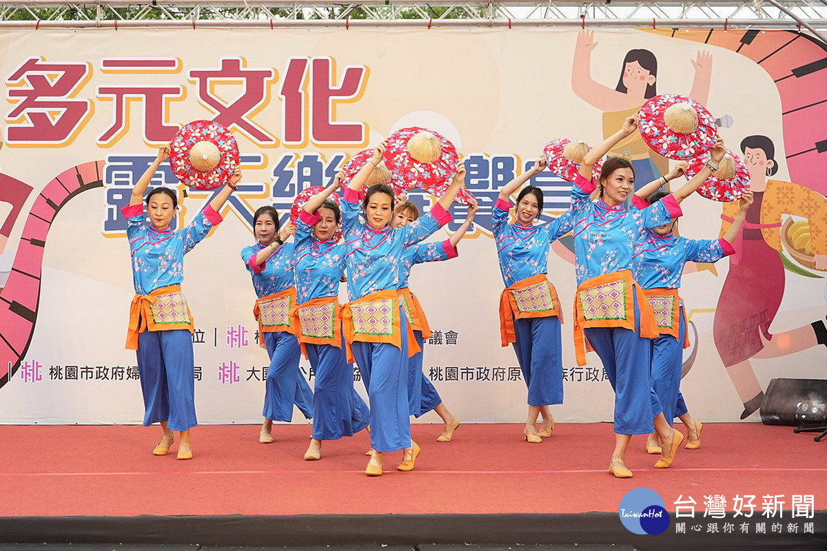 「多元文化露天樂舞饗宴」活動中，新住民及其子女展現精彩的舞蹈和音樂表演。