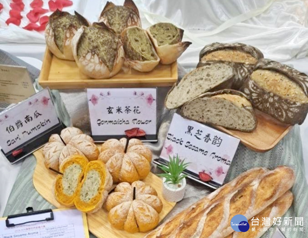 食科系學生鄭杰倫拿到歐式麵包銀牌作品。