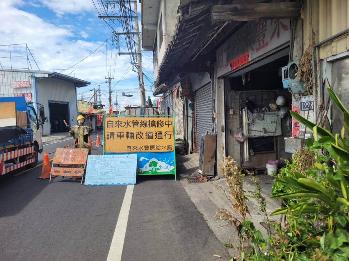 台中神岡區豐洲路自來水管線老舊，今年已發生6次破管，引發民怨。