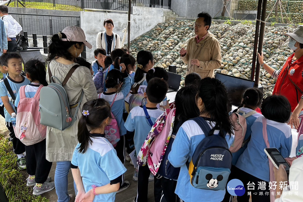 守護台地水晶從小做起，埤塘巡護志工到龍山國小推廣埤塘文化與生態。