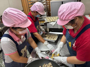 婦女們用在地食材製作產品，傳播在地的愛與美味。圖／記者鄧富珍翻攝