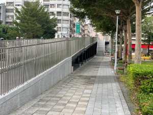 西屯區民眾要到協和公園人車爭道，經市議員黃馨慧爭取，人行通道終啟用。