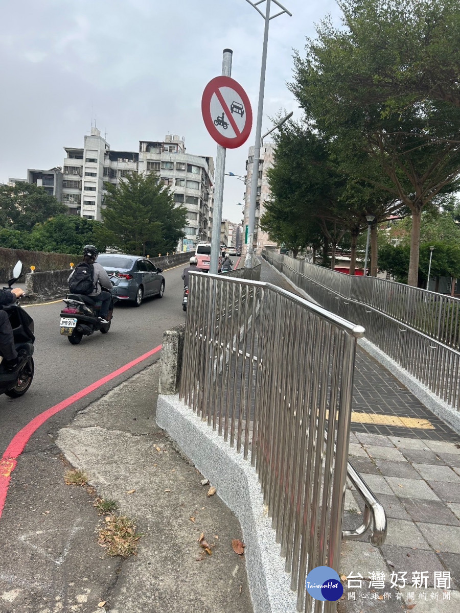 西屯區民眾要到協和公園人車爭道，經市議員黃馨慧爭取，人行通道終啟用。