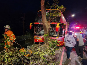 校車自撞意外，8名學生受傷緊急送醫救護。