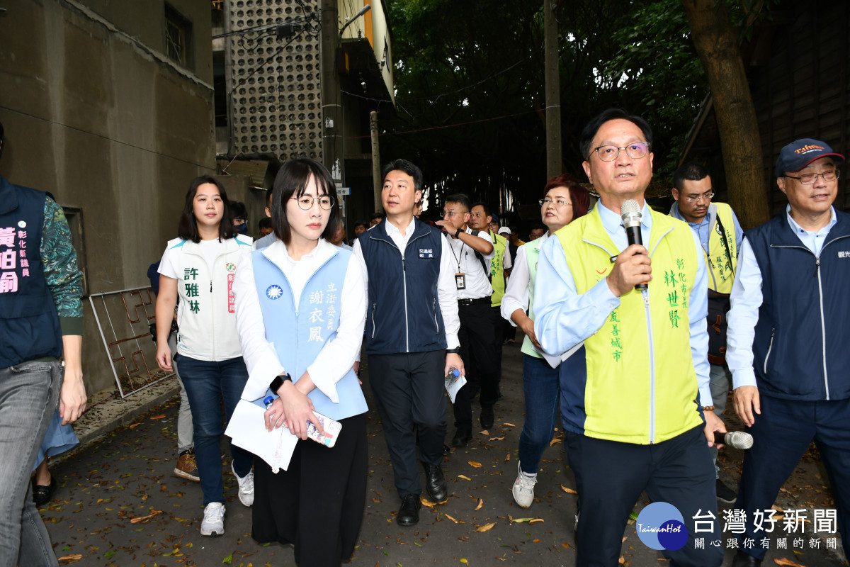 林世賢市長引導視察彰化臺鐵舊宿舍村。圖／記者鄧富珍翻攝