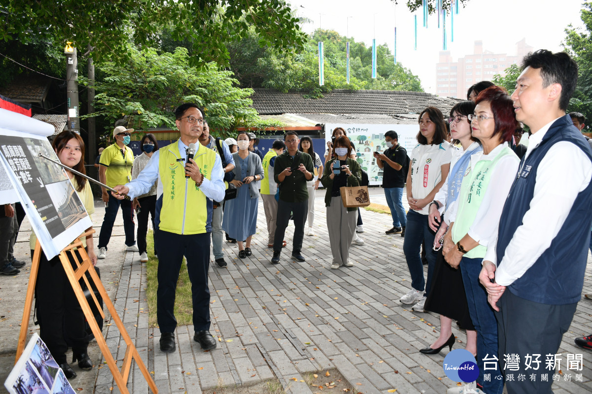 林世賢市長向交通部長陳世凱（右）等人簡報。圖／記者鄧富珍翻攝