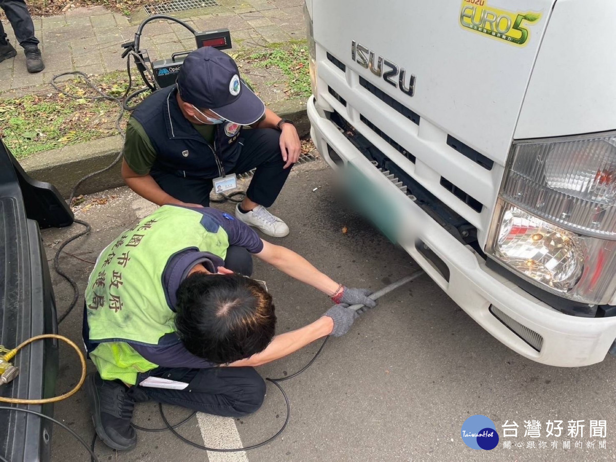 桃園市環保局即刻啟動應變，機車、柴油車路邊攔檢。