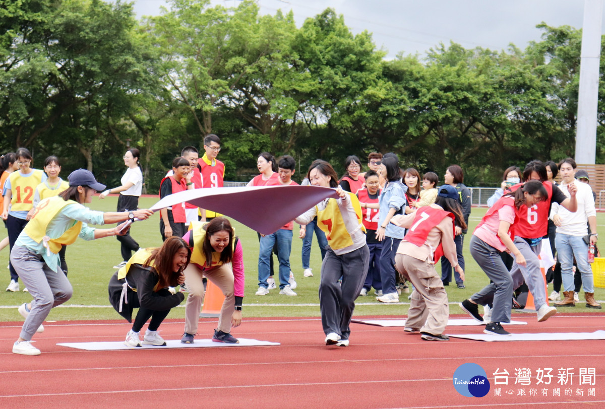 長庚大學校運會「教職員與校友總會」趣味競賽，笑聲不斷