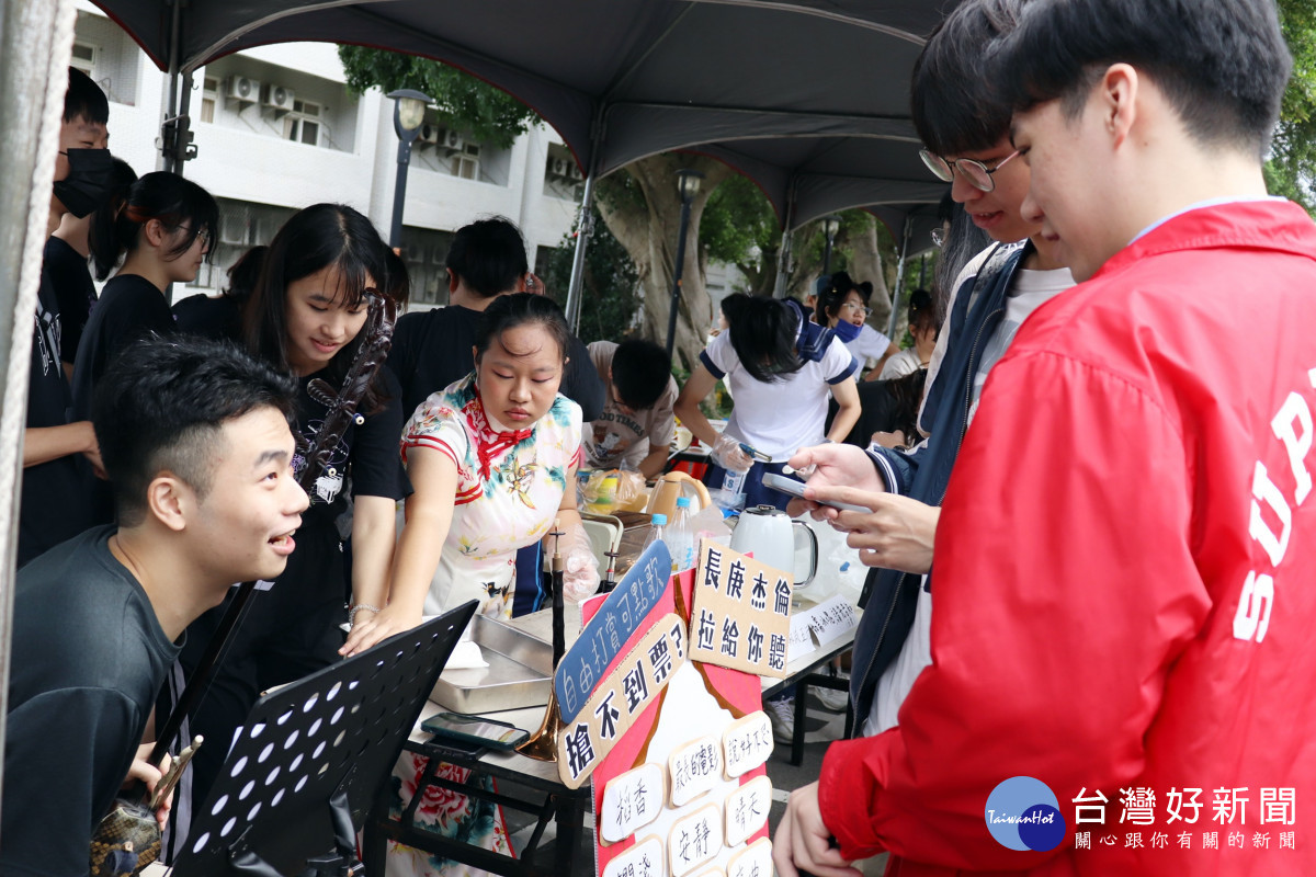 長庚大學「國際文化園遊會」攤位多元，好吃好玩，皆具特色