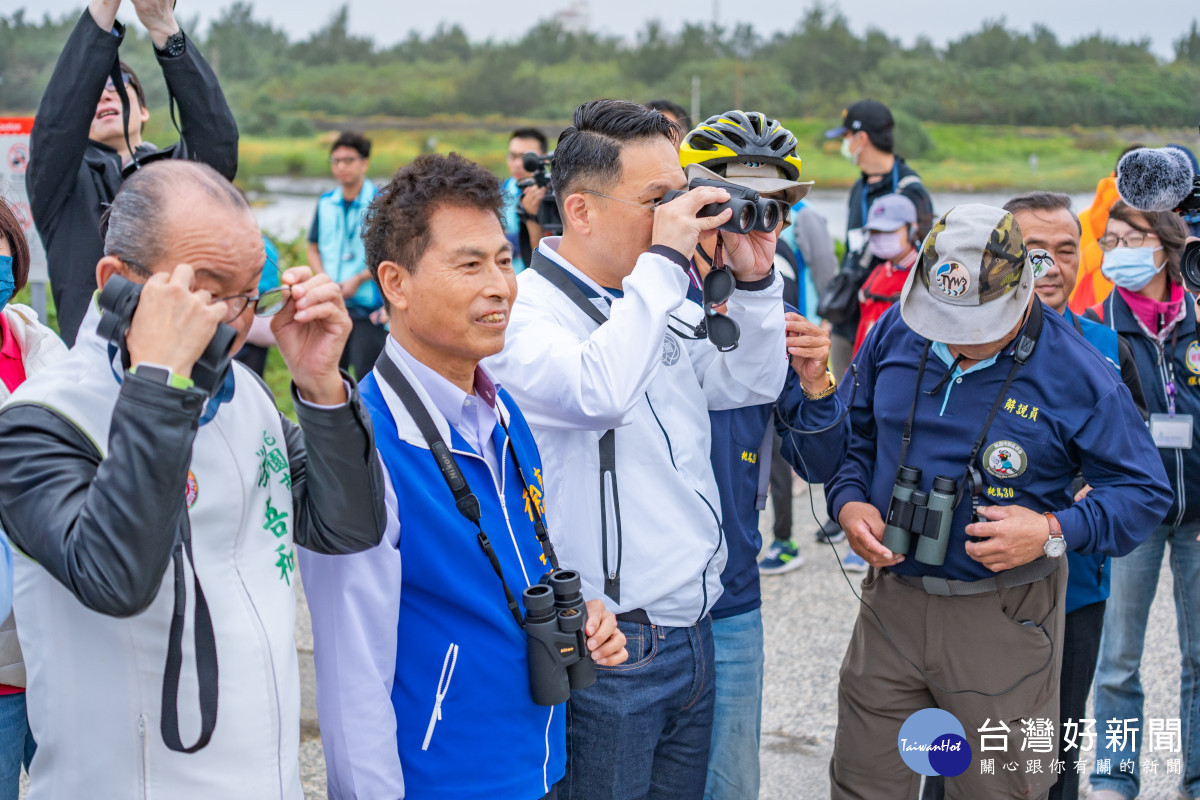 蘇副市長和貴賓一同欣賞濕地美景。