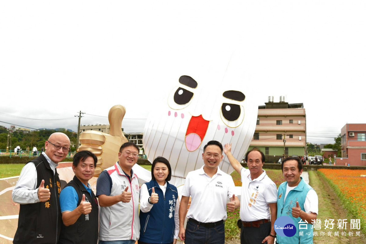 蘇俊賓提到，今年除了花卉種植面積增加外，也首度在圖案上與樂天合作，呈現樂天桃猿圖騰。