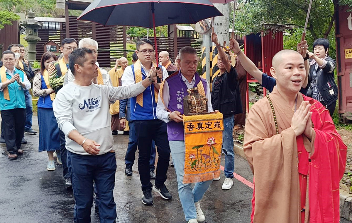 宏願大千世界為福德正神安座 細雨紛飛擋不住民眾參與的熱情