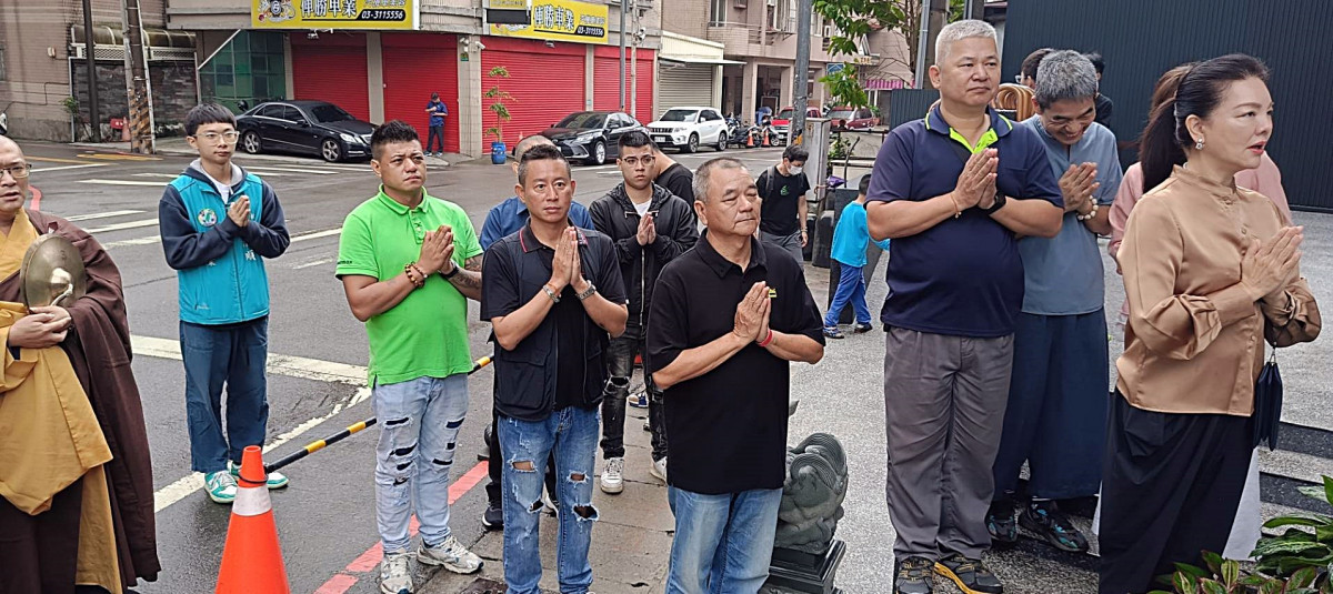 宏願大千世界為福德正神安座 細雨紛飛擋不住民眾參與的熱情